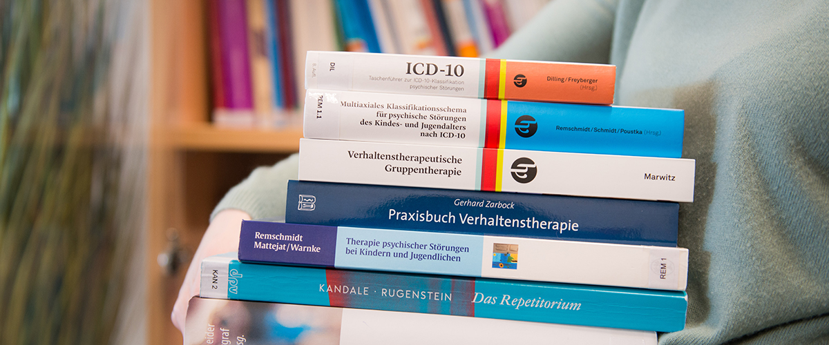 Ein Stabel Bücher. Inhalte der Psychotherapieausbildung.